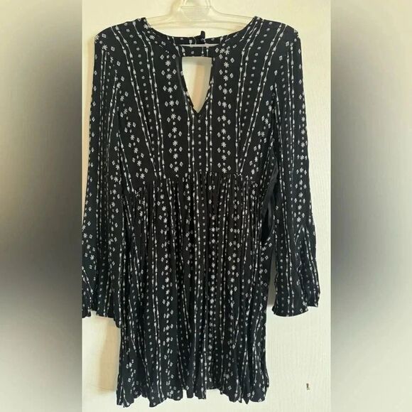 Hem & Thread Black & White Long Sleeve Dress | Size Large | Chic Print - Picture 2 of 9